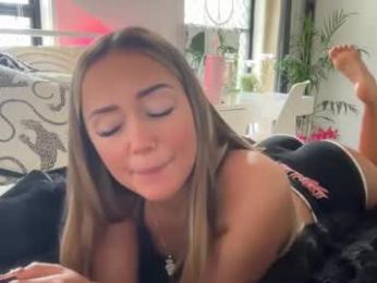 luvlivvyy chaturbate stream image