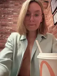 The_Snowwhitee stripchat stream image