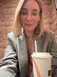 The_Snowwhitee stripchat stream image