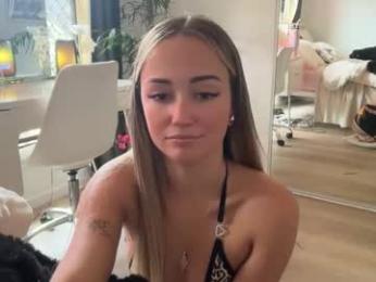 luvlivvyy chaturbate stream image