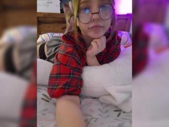 LittleDelora bongacams stream image