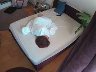 voyeurcam-julmodels-whitebed-5 camsoda stream image