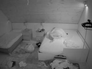 voyeurcam-julmodels-whitebed-2 camsoda stream image