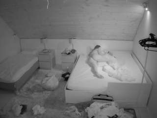 voyeurcam-julmodels-whitebed-2 camsoda stream image