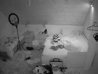 voyeurcam-julmodels-whitebed-2 camsoda stream image