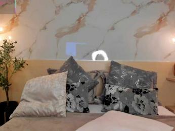 leathompson1 bongacams stream image