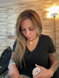 _Abril-Office1 stripchat stream image