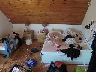 voyeurcam-julmodels-whitebed-2 camsoda stream image