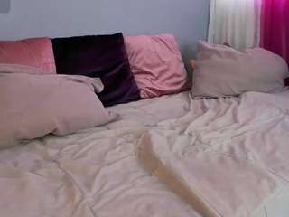 mollyybloom camsoda stream image