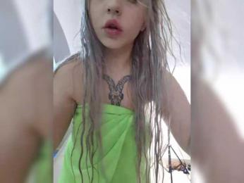 LittleDelora bongacams stream image