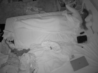 voyeurcam-julmodels-whitebed-3 camsoda stream image