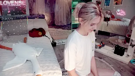 Careful_i_bite stripchat stream image