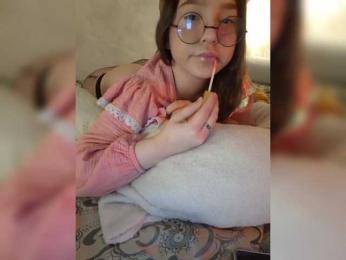 LittleDelora bongacams stream image