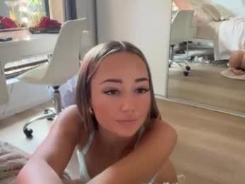 luvlivvyy chaturbate stream image