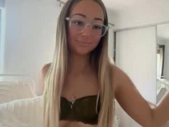 luvlivvyy chaturbate stream image