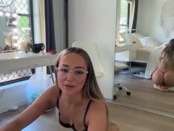 luvlivvyy chaturbate stream image