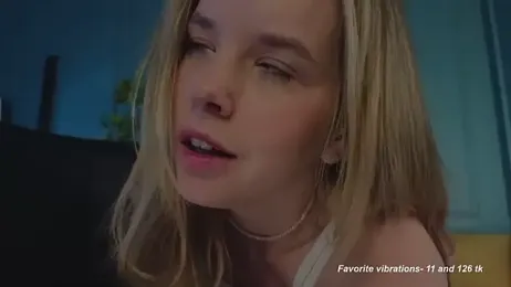 milly_shy stripchat stream image