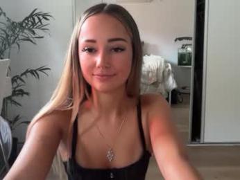 luvlivvyy chaturbate stream image